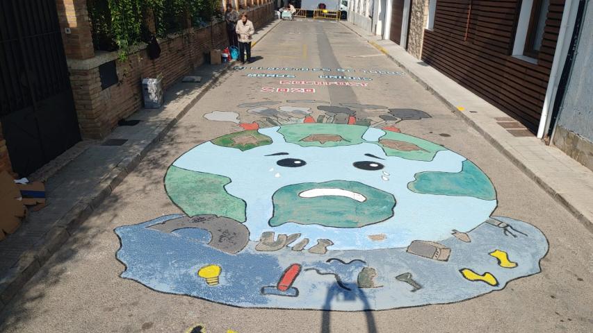 Pintada de sensibilización en la delegación comarcal de Rocafort de Manos Unidas Valencia.