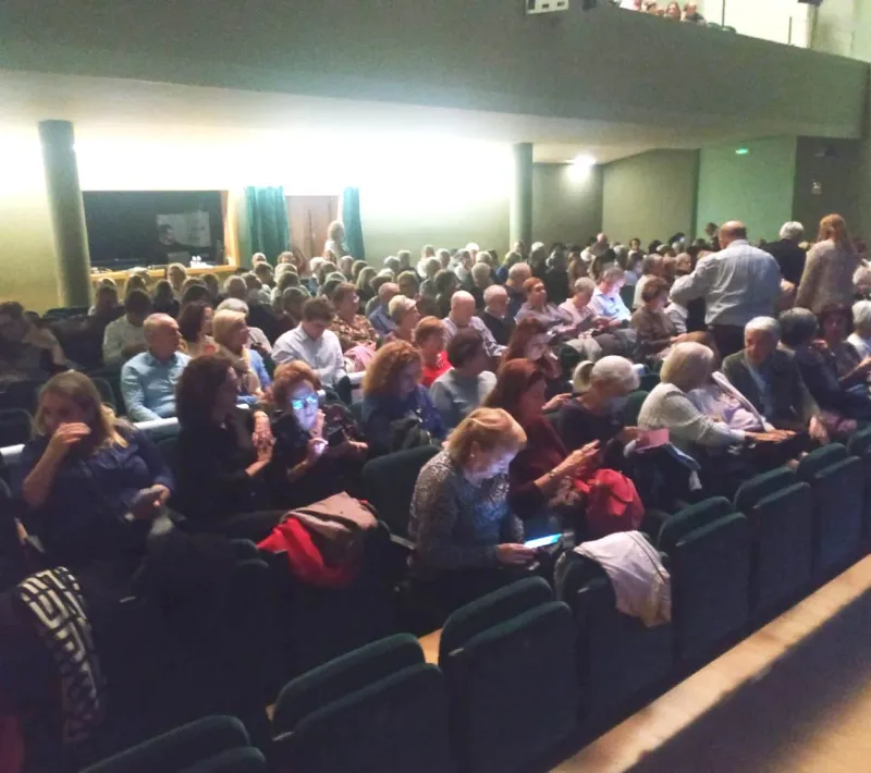 Público asistente a la función benéfica de Manos Unidas Valencia.