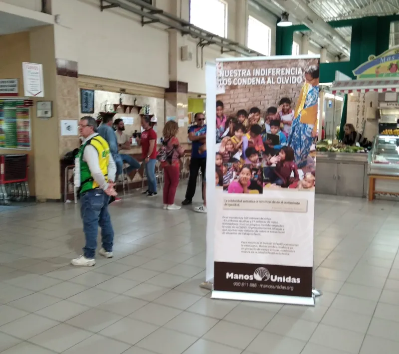 Exposición para sensibilizar contra las desigualdades en el Mercado de Sant Roc de Alcoi de la Campaña 63 de Manos Unidas.