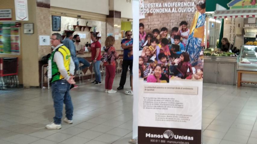 Exposición para sensibilizar contra las desigualdades en el Mercado de Sant Roc de Alcoi de la Campaña 63 de Manos Unidas.