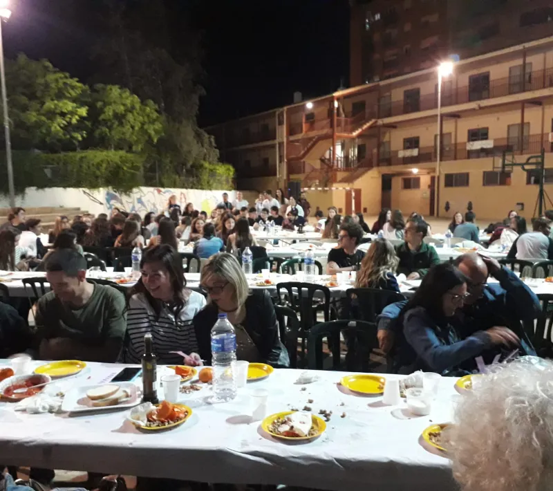 Más de 200 personas asistieron a la Cena del Hambre de Alcoy de Manos Unidas Valencia. Momento de la bendición de la mesa.
