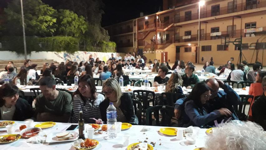 Más de 200 personas asistieron a la Cena del Hambre de Alcoy de Manos Unidas Valencia. Momento de la bendición de la mesa.