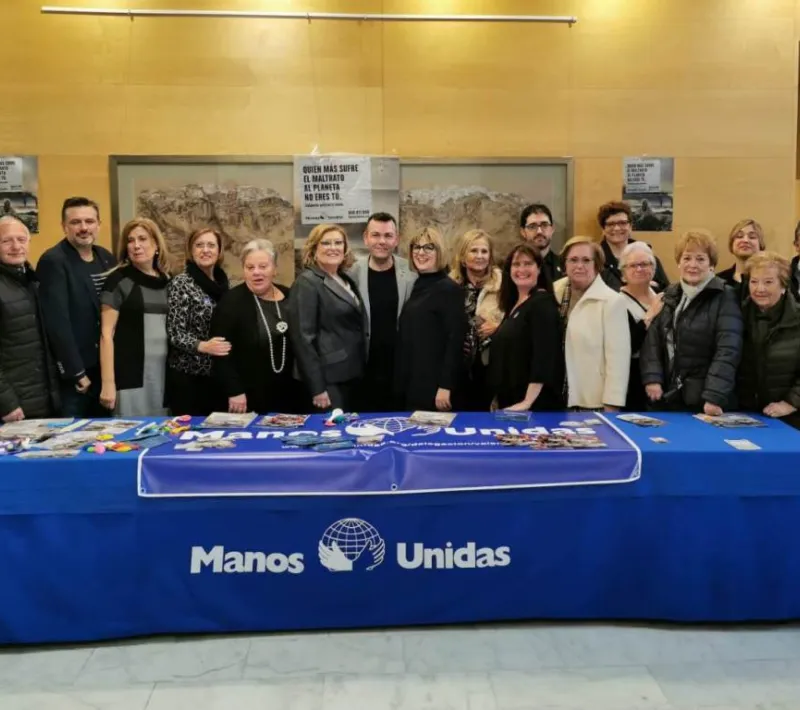 El alcalde de Catarroja y la corporación municipal con las compañeras de la delegación comarcal de Manos Unidas en Catarroja.