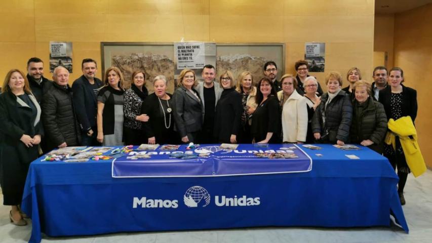 El alcalde de Catarroja y la corporación municipal con las compañeras de la delegación comarcal de Manos Unidas en Catarroja.