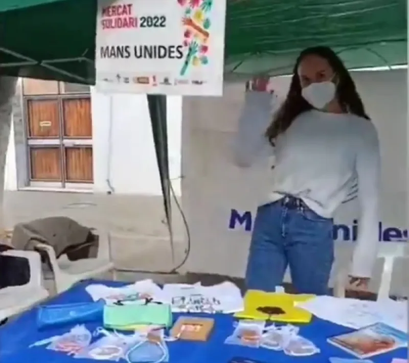 Voluntaria de la comarcal de Manos Unidas Valencia en Alaquàs en el Mercadillo Navideño.