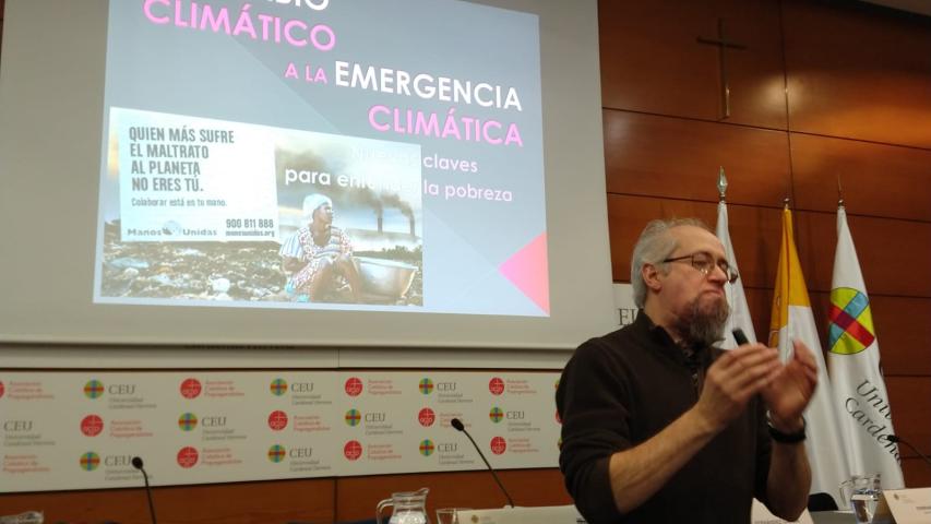 Ferrán Lluch, sacerdote y biólogo durante la presentación de Campaña de Manos Unidas Valencia.