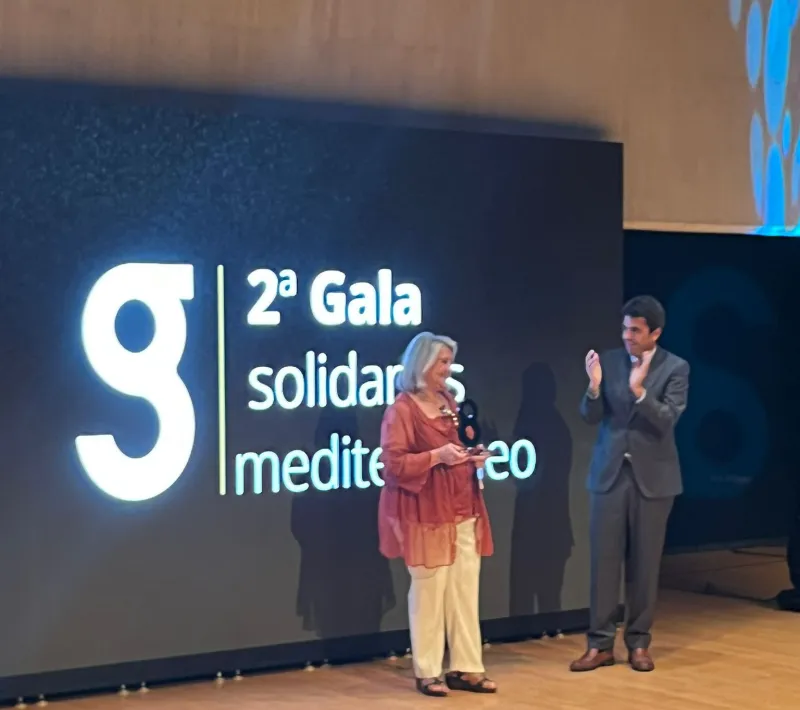 Ana Ruiz recibe el premio de manos de Carlos Mazón, presidente de la Diputación de Alicante.