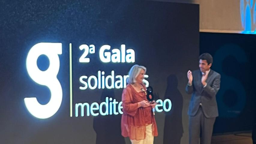 Ana Ruiz recibe el premio de manos de Carlos Mazón, presidente de la Diputación de Alicante.
