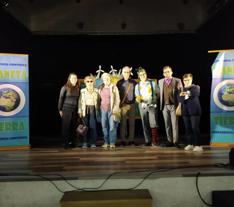 Foto de familia. Responsables de Manos Unidas junto a los actores de Sol y Tierra