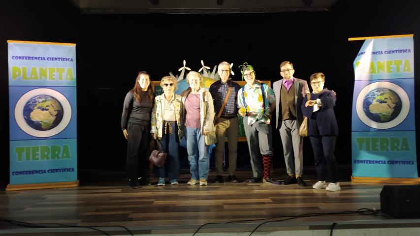 Foto de familia. Responsables de Manos Unidas junto a los actores de Sol y Tierra