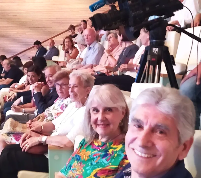 Representantes de Manos Unidas Valencia esperando el comienzo de la gala.
