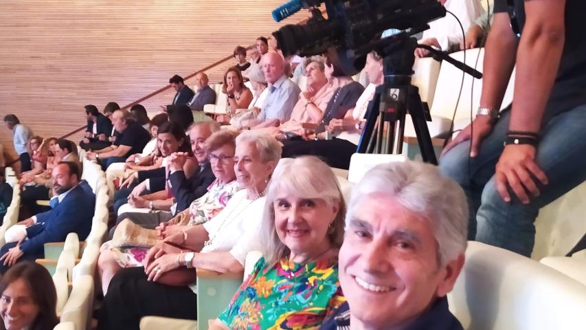 Representantes de Manos Unidas Valencia esperando el comienzo de la gala.