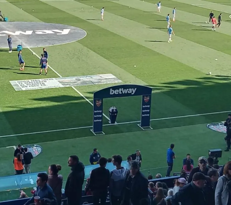 Levante UD ha mostrado la campaña de Manos Unidas en su campo de forma altruista.