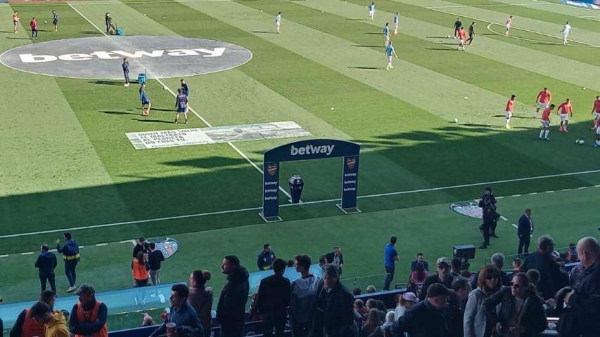 Levante UD ha mostrado la campaña de Manos Unidas en su campo de forma altruista.