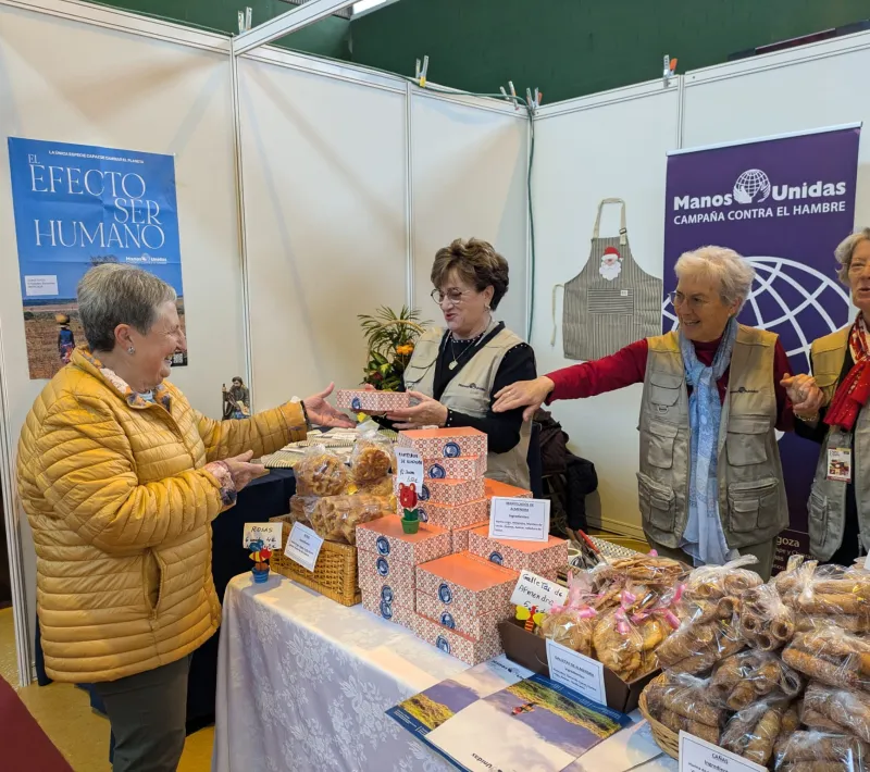 Muchos asistentes a Expo Caspe 2024 pudieron disfrutar con los productos típicos de Manos Unidas