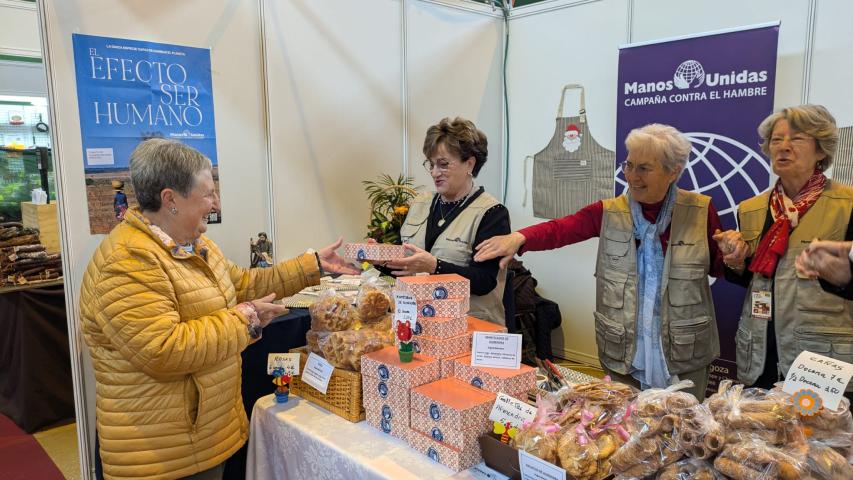 Muchos asistentes a Expo Caspe 2024 pudieron disfrutar con los productos típicos de Manos Unidas
