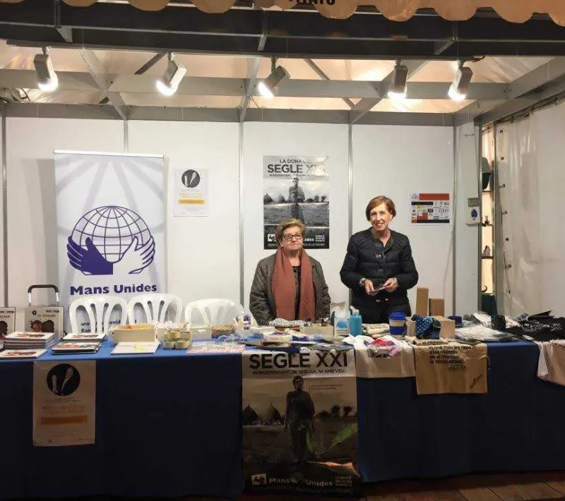 Puesto solidario en la Feria de Navidad de Tarragona