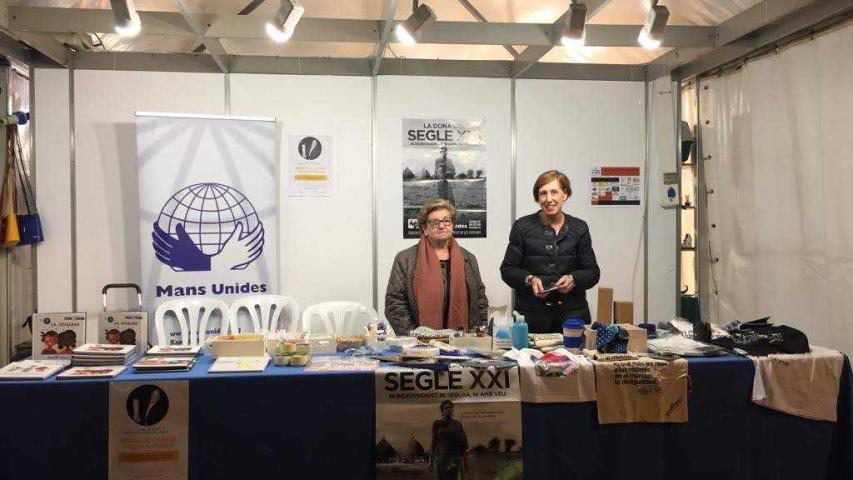 Puesto solidario en la Feria de Navidad de Tarragona
