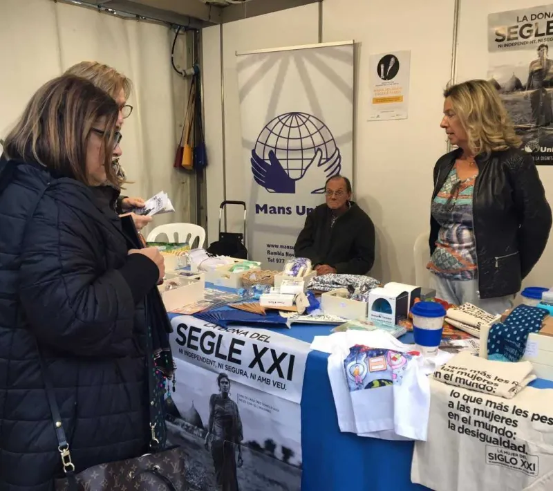 Puesto solidario en la Feria de Navidad de Tarragona