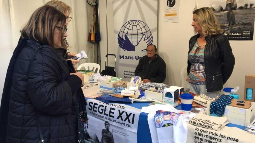 Puesto solidario en la Feria de Navidad de Tarragona