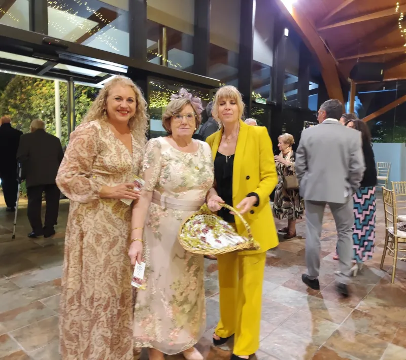 La madrina con los marcapáginas que ofrecieron a los invitados.