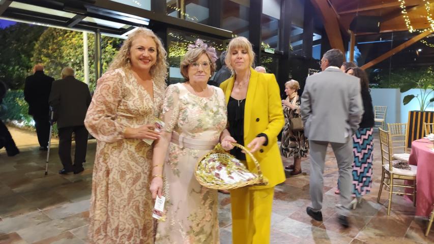 La madrina con los marcapáginas que ofrecieron a los invitados.