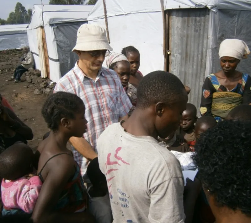 2. dans le camp des deplaces de mugunga 1 le fr pierre petitfour