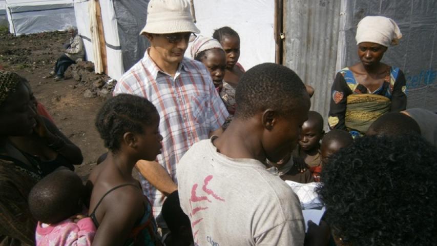 2. dans le camp des deplaces de mugunga 1 le fr pierre petitfour