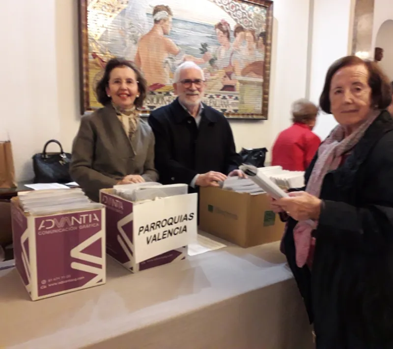 Voluntarios de Parroquias entregan la información a sus compañeros cuando llegan a la Asamblea.
