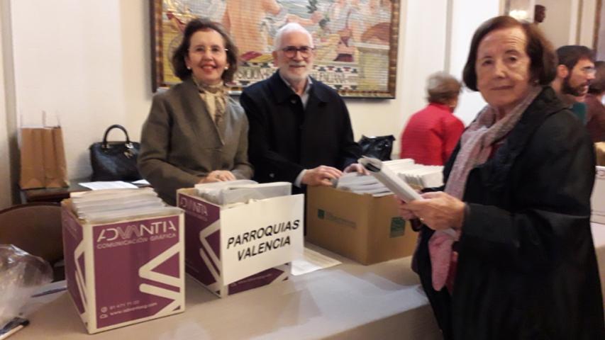 Voluntarios de Parroquias entregan la información a sus compañeros cuando llegan a la Asamblea.