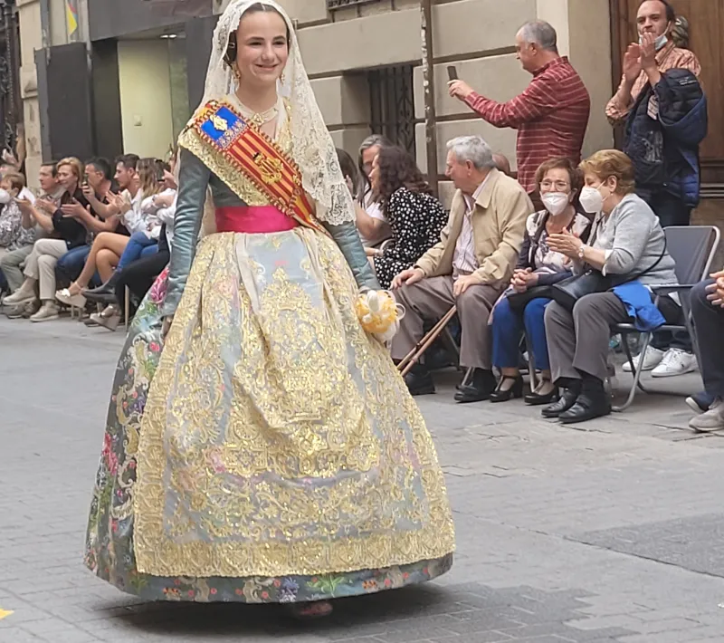 La Fallera Mayor Infantil a su paso por Manos Unidas Valencia.