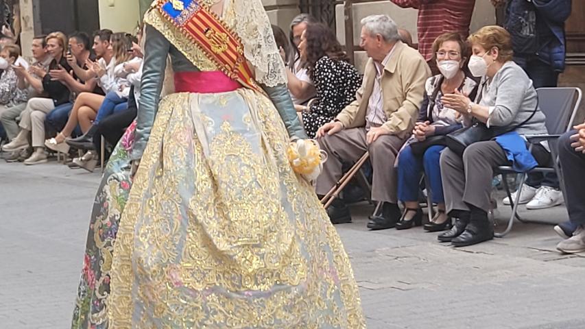 La Fallera Mayor Infantil a su paso por Manos Unidas Valencia.