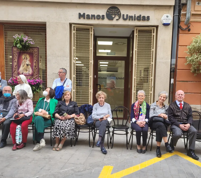 Los voluntarios de Manos Unidas Valencia esperando la procesión de la Mare de Deu.