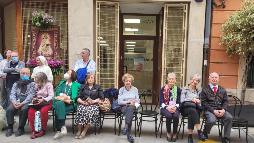 Los voluntarios de Manos Unidas Valencia esperando la procesión de la Mare de Deu.