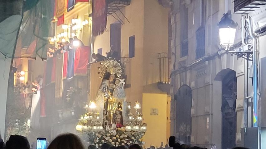 La imagen de la Mare de Deu a su paso por la delegación de Manos Unidas Valencia.