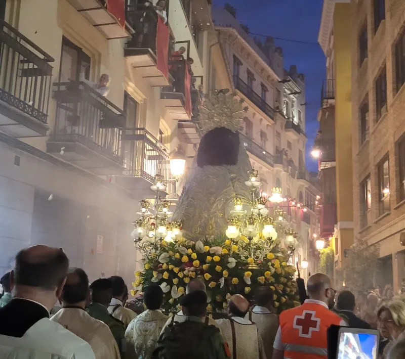 La imagen de la Mare de Deu a su paso por la delegación de Manos Unidas Valencia.