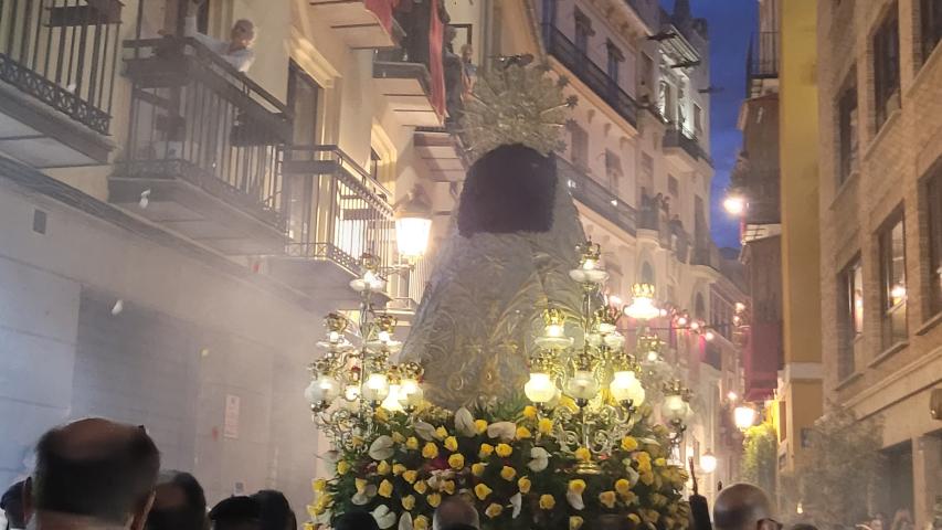La imagen de la Mare de Deu a su paso por la delegación de Manos Unidas Valencia.