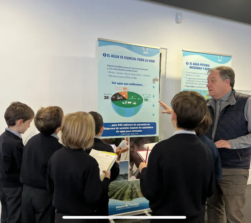 Exposición del agua de Manos Unidas en el colegio El Redín de Pamplona