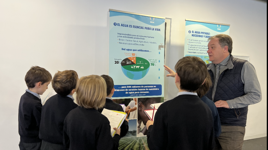 Exposición del agua de Manos Unidas en el colegio El Redín de Pamplona