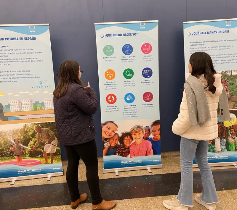 Exposición del agua de Manos Unidas en el colegio Jesuitas de Pamplona