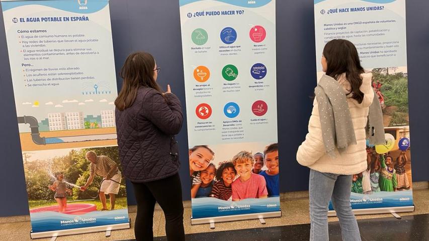 Exposición del agua de Manos Unidas en el colegio Jesuitas de Pamplona