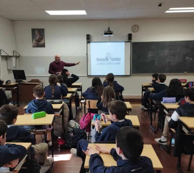 El misionero Mateo Aguirre en el Colegio Liceo Monjardín de Pamplona