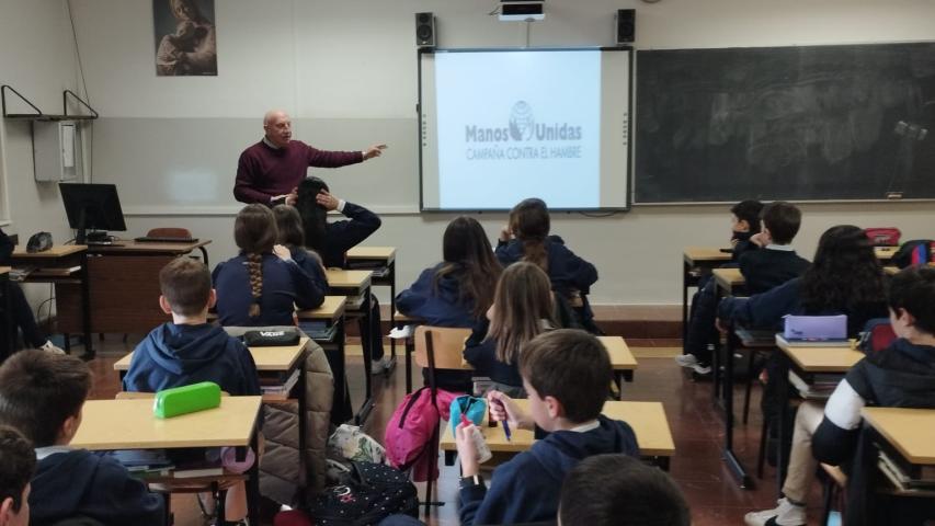 El misionero Mateo Aguirre en el Colegio Liceo Monjardín de Pamplona