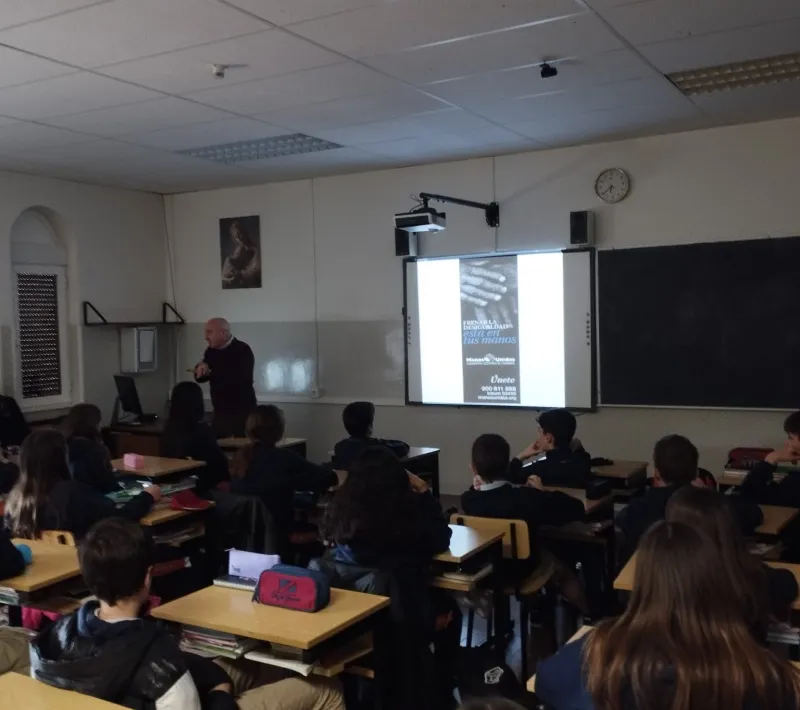 El misionero Mateo Aguirre en el Colegio Liceo Monjardín de Pamplona