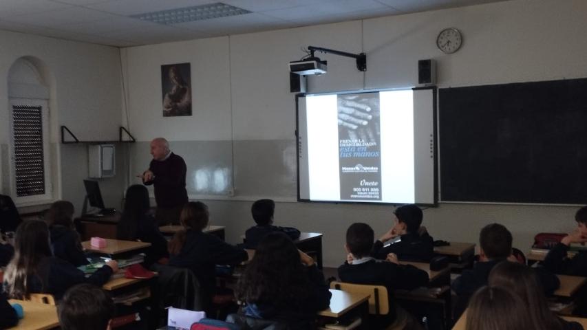 El misionero Mateo Aguirre en el Colegio Liceo Monjardín de Pamplona