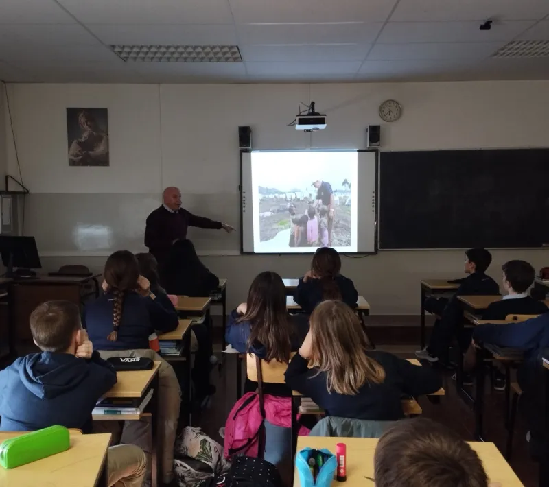 El misionero Mateo Aguirre en el Colegio Liceo Monjardín de Pamplona