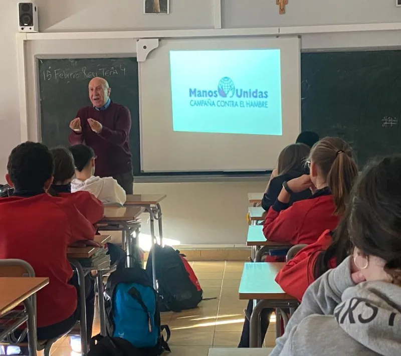 El misionero Mateo Aguirre en el Colegio Reginas Pacis de Burlada