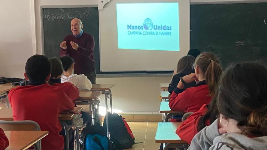 El misionero Mateo Aguirre en el Colegio Reginas Pacis de Burlada