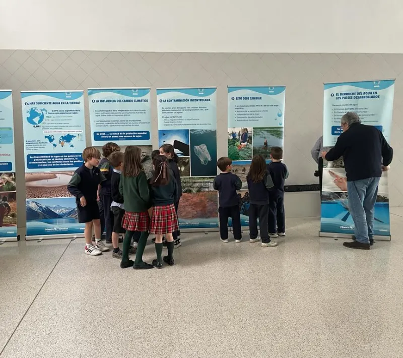 Exposición del agua de Manos Unidas en el colegio Miravalles de Pamplona