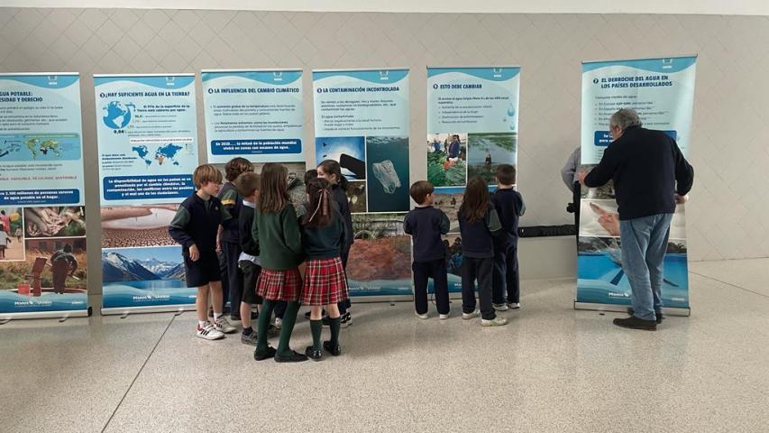 Exposición del agua de Manos Unidas en el colegio Miravalles de Pamplona